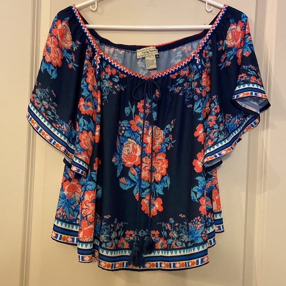 GUC Flying🍅 Sz-S Scoping Neckline/Cold Shoulder, Angle Sleeves, Lightweight Top - Picture 1 of 16